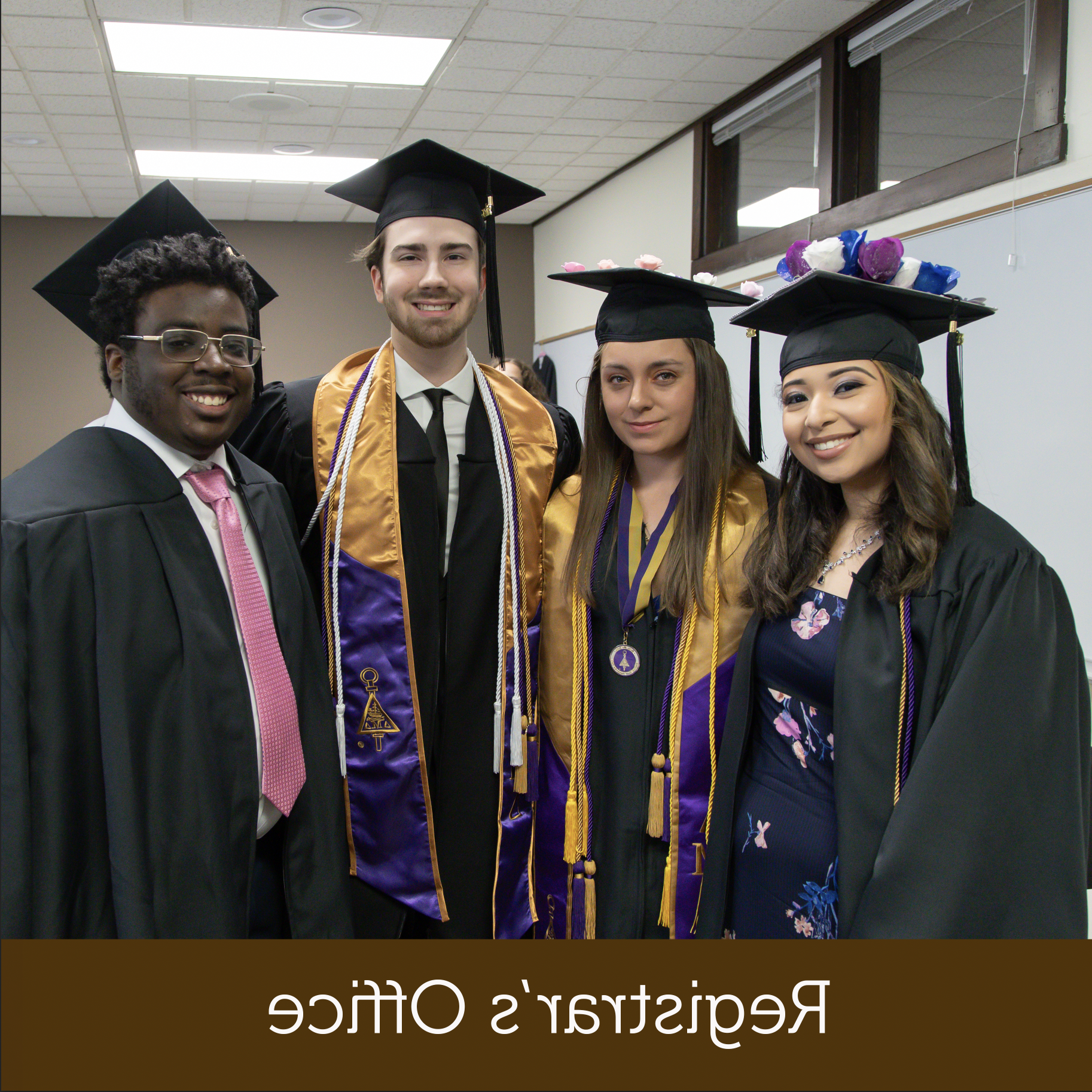 四个毕业生戴着帽子，穿着学士服